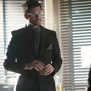 Dylan McDermott in una scena del primo episodio della serie Dark Blue