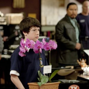 Dylan Minnette in una scena dell'episodio Watch Siggybaby Burn di Saving Grace