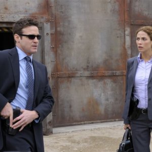 Eddie McClintock e Joanne Kelly in una scena del pilot della serie Warehouse 13