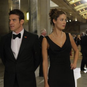 Eddie McClintock e Joanne Kelly nel pilot della serie Warehouse 13