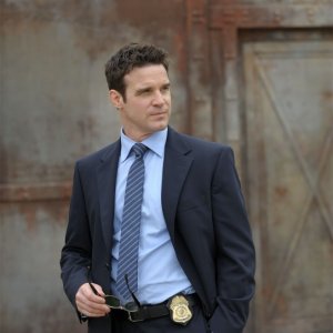 Eddie McClintock in una scena del pilot della serie Warehouse 13