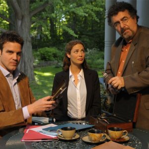 Eddie McClintock, Joanne Kelly e Saul Rubinek nel pilot della serie Warehouse 13