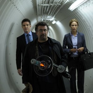 Eddie McClintock, Joanne Kelly ed Saul Rubinek in una scena del pilot della serie Warehouse 13