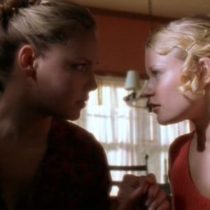 Emilie de Ravin (Tess) parla con la sua amica Katherine Heigl (Isabel) nella puntata 'Il simbolo' del telefilm Roswell