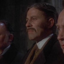 Geoffrey Keen con John Carson e Peter Sallis in una scena del film Una messa per Dracula