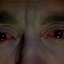 Gli occhi ipnotici di Christopher Lee nel film Le amanti di Dracula