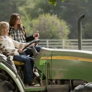 Holly Hunter e Laura San Giacomo in una scena dell'episodio Watch Siggybaby Burn di Saving Grace