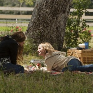 Holly Hunter e Laura San Giacomo nell'episodio Watch Siggybaby Burn di Saving Grace