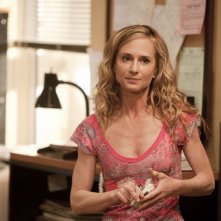 Holly Hunter in una scena dell'episodio She's a Lump di Saving Grace
