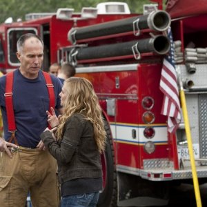 Holly Hunter in una scena dell'episodio Watch Siggybaby Burn di Saving Grace