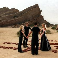 I quattro fratelli alieni con l'aggiunta di Tess(Emilie de Ravin) nell'episodio 'Il simbolo' del telefilm Roswell