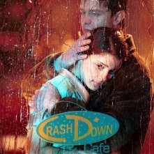 Jason Behr abbraccia Shiri Appleby nella puntata 'Tess, bugie e videotape' della serie Roswell