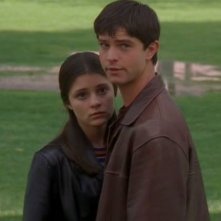 Jason Behr con Shiri Appleby nella puntata 'Il simbolo' del telefilm Roswell
