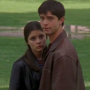 Jason Behr con Shiri Appleby nella puntata 'Il simbolo' del telefilm Roswell