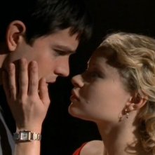 Jason Behr ed Emilie de Ravin nella puntata 'Tess, bugie e videotape' della serie Roswell