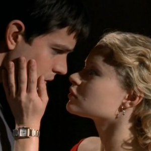 Jason Behr ed Emilie de Ravin nella puntata 'Tess, bugie e videotape' della serie Roswell