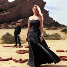 Katherine Heigl in un'a scena del suo sogno con Colin Hanks nella puntata 'Il simbolo' del telefilm Roswell