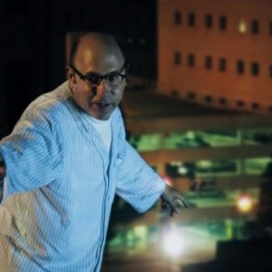 La guest star Willie Garson in una scena dell'episodio Rainy Days di Mental