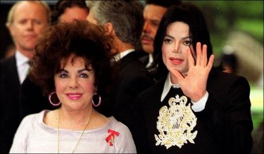 Michael Jackson accanto a una delle sue più grandi amiche, Liz Taylor