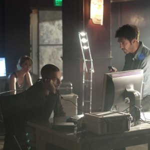 Nicki Aycox, Logan Marshall-Green e Dylan McDermott in una scena del pilot della serie Dark Blue