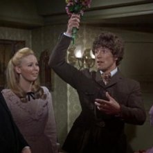 Rupert Davies con Veronica Carlson e Marion Mathie in una scena del film Le amanti di Dracula