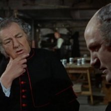 Rupert Davies e Ewan Hooper in una scena del film Le amanti di Dracula