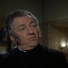 Rupert Davies è Monsignor Ernest Mueller nel film Le amanti di Dracula