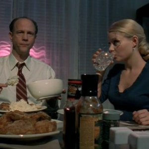 Tess (Emilie de Ravin) e il padre Ed (Jim Ortlieb) a cena con Liz nell'episodio 'Tess, bugie e videotape' di Roswell