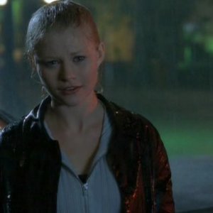 Tess Harding (Emilie de Ravin) sotto la pioggia, aspetta Max, nell'episodio 'Tess, bugie e videotape' di Roswell