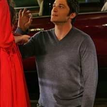 David Conrad si inginocchia davanti a Jennifer L. Hewitt in una scena dell'episodio Cursed della serie Ghost Whisperer (quarta stagione)