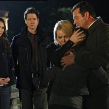 Jennifer Love Hewitt nell'episodio Endless Love della stagione 4 di Ghost Whisperer insieme a Gail O'Grady, Erich Anderson e Jamie Kennedy