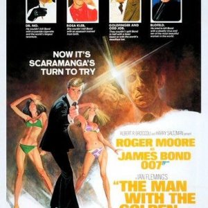 La locandina di Agente 007, l'uomo dalla pistola d'oro