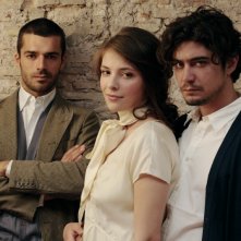 Riccardo Scamarcio con Luca Argentero e Jasmine Trinca in una foto promozionale de Il grande sogno