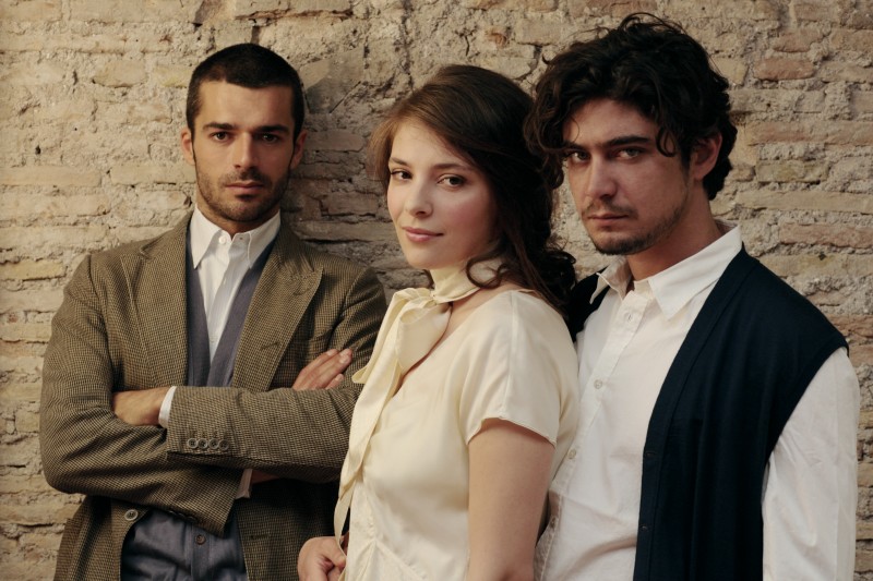 Riccardo Scamarcio con Luca Argentero e Jasmine Trinca in una foto promozionale de Il grande sogno