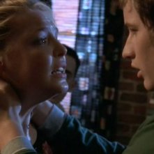 Brendan Fehr (Michael) cerca di calmare Katherine Heigl (Isabel) nell'episodio 'La stanza bianca' della serie Roswell