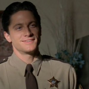 David Conrad entra a far parte della puntata 'Max contro Max' del telefilm Roswell, come l'Agente Fisher