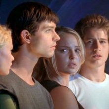 Emilie de Ravin, Jason Behr, Katherine Heigl e Brendan Fehr nell'ultimo episodio della prima stagione Roswell