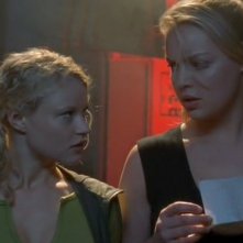 Emilie de Ravin (Tess) e Katherine Heigl (Isabel) si preparano al contrattacco nell'episodio 'La stanza bianca' della serie Roswell