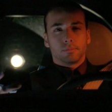 Howie Dorough (Alieno) in una scena dell'episodio 'Destino' della serie Roswell