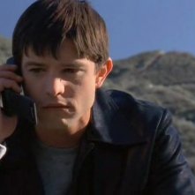Il clone di Max (Jason Behr) al cellulare in una scena dell'episodio 'Max contro Max' della serie Roswell