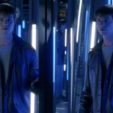 Jason Behr nella sala degli specchi al Luna Park nella puntata 'Max contro Max' del telefilm Roswell