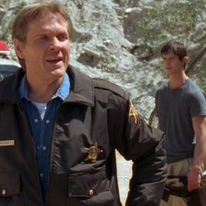 Jason Behr parla con William Sadler nell'episodio 'Destino' della prima stagione di Roswell