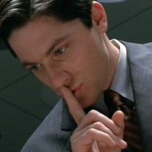 L'Agente Daniel Pierce (David Conrad) in una scena dell'episodio 'La stanza bianca' della serie Roswell