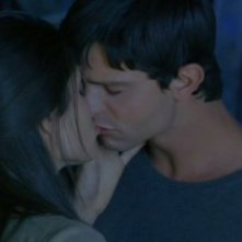 L'ultimo bacio tra Liz (Shiri Appleby) e Max (Jason Behr) nell'episodio 'Destino' della prima stagione Roswell