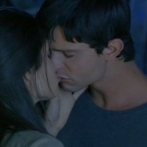L'ultimo bacio tra Liz (Shiri Appleby) e Max (Jason Behr) nell'episodio 'Destino' della prima stagione Roswell