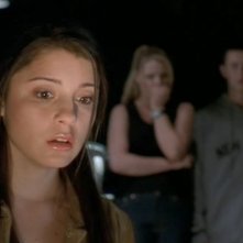 Liz (Shiri Appleby) con un'espressione scioccata in una scena dell'episodio 'Destino' della serie Roswell