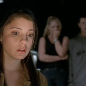 Liz (Shiri Appleby) con un'espressione scioccata in una scena dell'episodio 'Destino' della serie Roswell