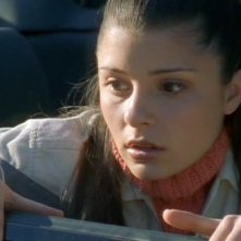 Liz (Shiri Appleby) visibilmente spaventata nella puntata 'Max contro Max' del telefilm Roswell