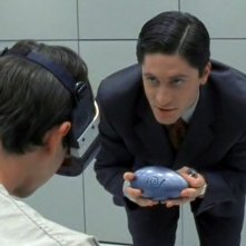 Max (Jason Behr) interrogato dall'Agente Daniel Pierce (David Conrad) nell'episodio 'La stanza bianca' della serie Roswell