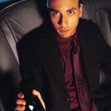 Un'immagine della 'Special Guest Star' Howie Dorough (Alien) nell'episodio 'Destino' della serie Roswell